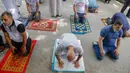 Para jemaah Palestina melaksanakan salat Jumat selama bulan suci Ramadan di tengah krisis pandemi coronavirus di luar kompleks masjid al-Aqsa di Kota Tua Yerusalem (15/5/2020). (AFP/Ahmad Gharabli)