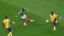 Pemain Meksiko Julian Quinones mencetak gol pertama melewati pemain Ekuador Willian Pacho selama pertandingan sepak bola babak 32 Piala Dunia antara Meksiko dan Ekuador di Mexico City, Selasa, (30/06/2026). (AP Photo/Silvia Izquierdo)
