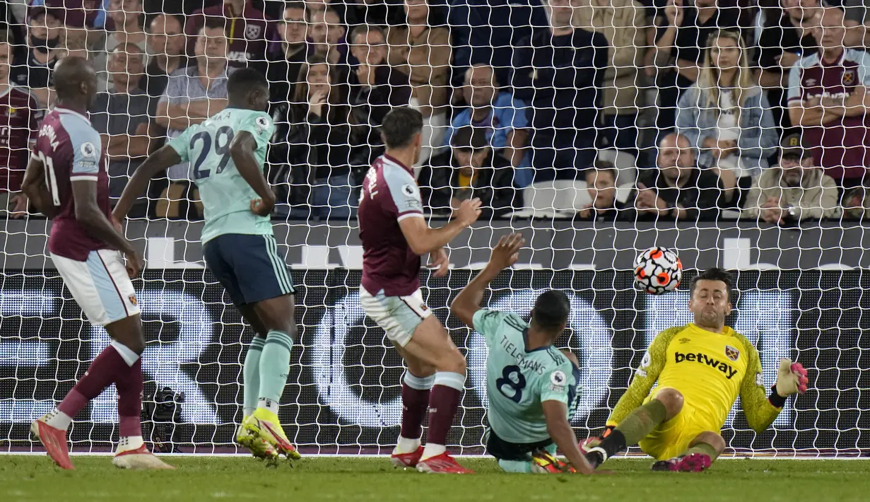 Pemain Leicester City Youri Tielemans (kedua kanan) mencetak gol ke gawang West Ham United pada pertandingan Liga Inggris di London Stadium, London, Inggris, Senin (23/8/2021). West Ham United menang 4-1. (AP Photo/Alastair Grant)