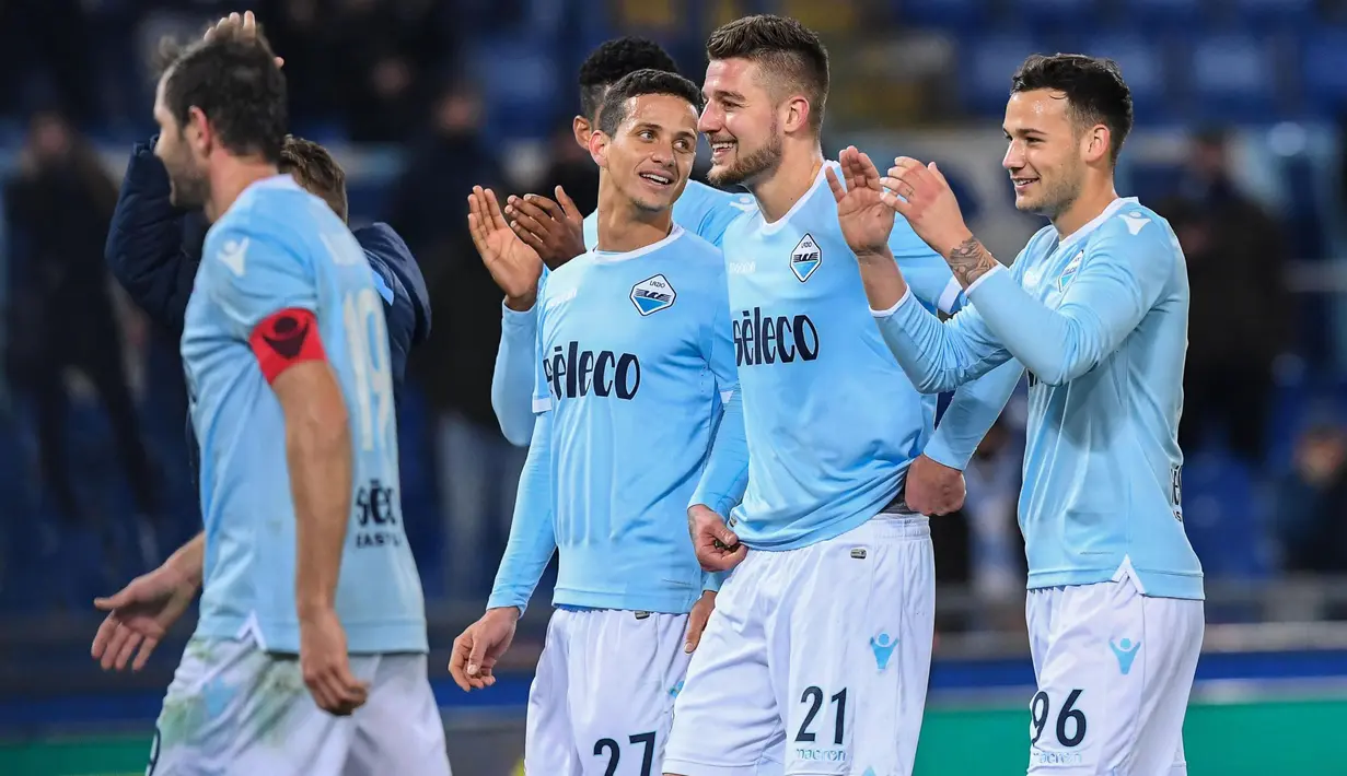Para pemain Lazio memberikan salam kepada fans usai mengalahkan Hellas Verona pada lanjutan Serie A di di Olympic stadium, Roma, (19/2/2018). Lazio menang 2-0. (Alessandro Di Meo/ANSA via AP)