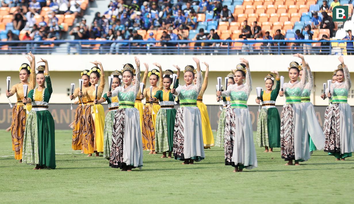 Sejumlah penari mementaskan tari tradisional saat upacara pembukaan Piala Presiden 2024 yang berlangsung di Stadion Si Jalak Harupat, Bandung, Jumat (19/07/2024) WIB. (Bola.com/Bagaskara Lazuardi)