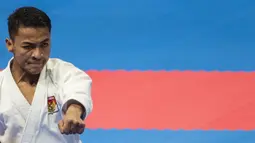 Karateka Indonesia, Ahmad Zigi Zaresta, tampil pada nomor kata cabang karate Asian Games XVIII di JCC Senayan, Jakarta, Sabtu (25/8/2018). Dirinya berhasil meraih medali perunggu. (Bola.com/Vitalis Yogi Trisna)