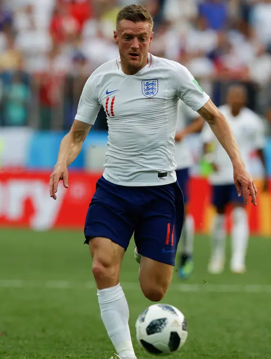 Pemain Inggris Jamie Vardy berlari sambil menggiring bola saat melawan Panama dalam pertandingan Piala Dunia 2018 di Nizhny Novgorod Stadium, Rusia (24/6). Skor tersebut adalah kali pertama Inggris menghasilkan enam gol di Piala Dunia. (AP/Alastair Grant)
