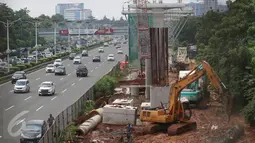 Pekerja menyelesaikan proyek Light Rail Transit (LRT), Jakarta Timur, Rabu (22/3). Mega proyek senilai Rp 22,5 triliun tersebut ditargetkan selesai dan siap beroperasi pada Mei 2019. (Liputan6.com/Immanuel Antonius)