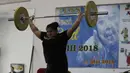 Atlet Pelatnas angkat besi, Nurul Akmal, saat latihan di Wisma Kwini, Jakarta, Senin (30/9). Latihan tersebut dalam rangka persiapan jelang Sea Games 2019 di Filipina. (Bola.com/M Iqbal Ichsan)