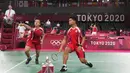 Ganda campuran Indonesia Praveen Jordan dan Melati Daeva Oktavianti saat melawan Simon Leung dan Gronya Somerville (Australia) pada Grup C bulu tangkis Olimpiade Tokyo 2020 di Musashino Forest Sports Plaza, Sabtu (24/7/2021). Praveen / Melati menang 20-22, 21-17 dan 21-13. (AP/Markus Schreiber)