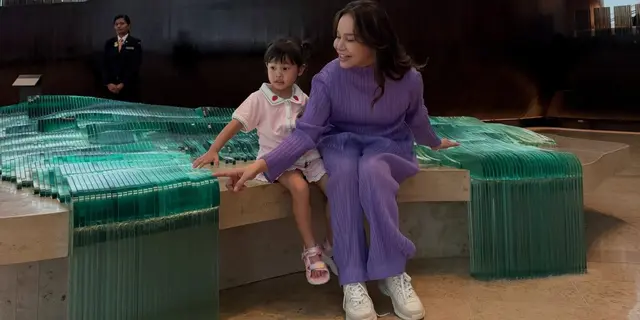 Rossa Ajak Raina Liburan ke Singapore, Eksplorasi ArtScience Museum