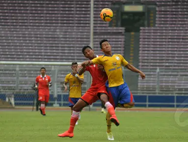 Pemain depan Persija, Saiful Indra Cahya (ketiga dari kiri) berebut bola dengan pemain Barito Putera saat laga uji coba di Stadion GBK Jakarta, Rabu (4/2/2015). Persija unggul 2-1 atas Barito Putera. (Liputan6.com/Helmi Fithriansyah)