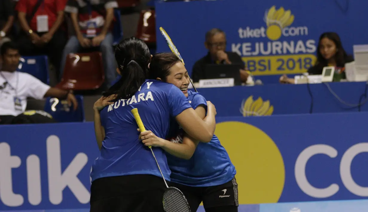 Pasangan Mutiara Cardinal, Dea Geovani/Yulfira Barkah, melakukan selebrasi usai menaklukkan wakil PB Djarum pada Kejurnas PBSI di Britama Arena, Jumat (21/12). Laga final akan mempertemukan Jaya Raya melawan Mutiara Cardinal. (Bola.com/M Iqbal Ichsan)