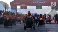 Peserta disabilitas memacu kursi roda balapnya pada kegiatan lomba lari bertajuk Lo Gue Run (LGR) 2020 di Kompleks Monas, Jakarta Pusat, Minggu (26/1/2020). Kodam Jayakarta menggelar lomba lari 'Loe Gue Run' yang merupakan puncak perayaan HUT ke-70 Kodam Jaya. (Liputan6.com/Johan Tallo)