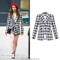 Emily jarang terlihat hanya mengenakan pakaian berwarna hitam dan putih, jadi saat ia mengenakannya, itu akan menjadi tampilan pernyataan. Blazer kotak-kotak dan celana pendeknya terlihat sebagai set yang menarik dan berani, dari Veronica Beard, dipadukan dengan topi baret merah dan heels Louboutin.