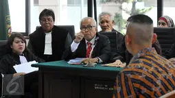 Terdakwa kasus dugaan suap Majelis Hakim dan Panitera PTUN Medan, OC Kaligis menanggapi pernyataan saksi Afrian Bondjol yang merupakan anak didiknya, dalam sidang lanjutan di Pengadilan Tipikor, Rabu (4/11). (Liputan6.com/Helmi Afandi)