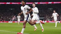 Bek muda Timnas Inggris, Myles Lewis-Skelly, menyumbangkan satu gol sekaligus membantu timnya menang 2-0 atas Albania pada laga perdana Grup K kualifikasi Piala Dunia 2026 zona Eropa di Stadion Wembley, London, Sabtu (22/03/2025) dini hari WIB. (Bradley Collyer/PA via AP)