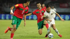 Pemain tengah timnas Indonesia U-17, Riski Afrisal (kanan) mendapat kawalan ketat pesepak bola Maroko, Ayoub Chaikhoun pada laga lanjutan Grup A Piala Dunia U-17 2023 di Stadion Gelora Bung Tomo, Surabaya, Jawa Timur, Kamis (16/11/2023). (Doc. LOC WCU17/NFL)