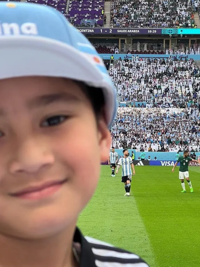 7 Potret Rafathar Nonton Pertandingan Argentina, Tetap Tersenyum Meski ...