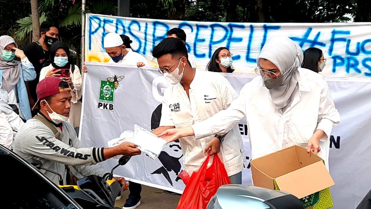 Arzeti Bilbina turun ke jalan membagikan takjil