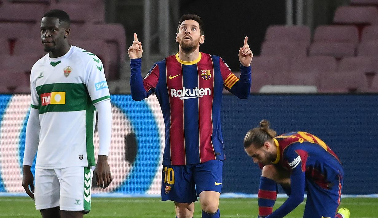 Striker Barcelona, Lionel Messi melakukan selebrasi usai mencetak gol pertama timnya ke gawang Elche dalam laga lanjutan Liga Spanyol 2020/21 pekan ke-24 di Camp Nou Stadium, Barcelona, Rabu (24/2/2021). Barcelona menang 3-0 atas Elche. (AFP/Lluis Gene)
