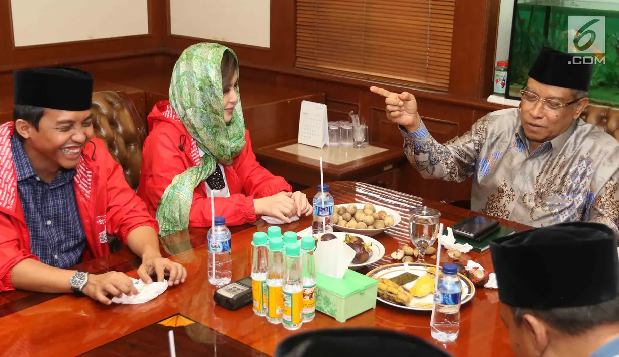 Ketua Umum PBNU, KH Said Aqil Siradj saat manyambut kunjungan Ketua Umum PSI Grace Natalie bersama jajaran pengurus di Kantor PBNU, Jakarta, Senin (26/3). Dalam pertemuan tersebut PSI juga meminta masukan kepada Said Aqil. (Liputan6.com/Angga Yuniar)