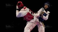 Atlet taekwondo Indonesia, Shaleha Fitriana (biru), saat melawan Nguyen Ha Thi pada final kelas kyorugi -62 SEA Games di KLCC, Kuala Lumpur, Minggu (27/8/2017). Kalah di final, Shaleha harus puas meraih perak. (Bola.com/Vitalis Yogi Trisna)