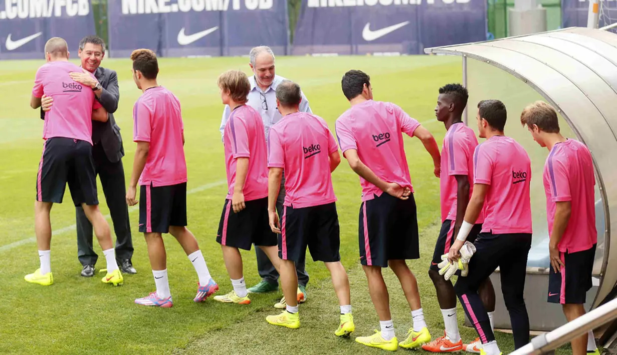 Presiden FC Barcelona Josep Maria Bartomeu (kiri) menyambut pemain mereka saat sesi latihan di Joan Gamper training camp, (25/7/2014). (REUTERS/Albert Gea)