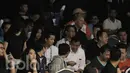 Menpora, Imam Nahrawi,  berbincang dengan penonton Indonesia Open 2017 di JCC, Senayan, Rabu (14/6/2017). Menpora didampingi staf khusus bidang olahraga Taufik Hidayat yang juga legenda bulu tangkis Indonesia. (Bola.com/ M Iqbal Ichsan)