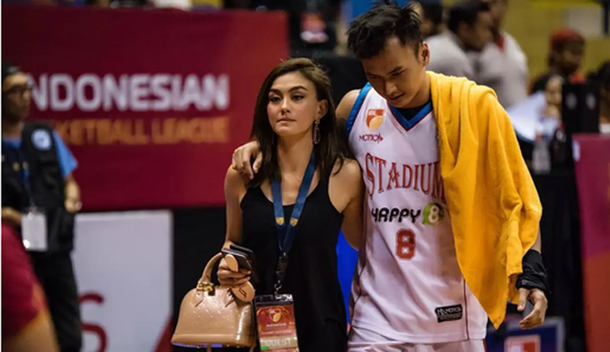 Pasangan kekasih pemain basket dengan artis banyak talenta itu sempat terdengar putus nyambung. Bahkan dari akun Instagram, pelantun Matahariku itu tidak ada foto bersama kekasihnya. (Instagram/saputrawijaya)