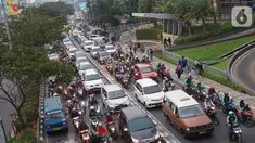 Kendaraan terjebak kemacetan di Jalan Margonda Raya, Depok, Jawa Barat, Sabtu (26/10/2019). Tingginya volume kendaraan menyebabkan jalan utama di Kota Depok tersebut tetap mengalami kemacetan, meski pengoperasian Jalan Tol Cijago Seksi II telah dilakukan. (Liputan6.com/Immanuel Antonius)