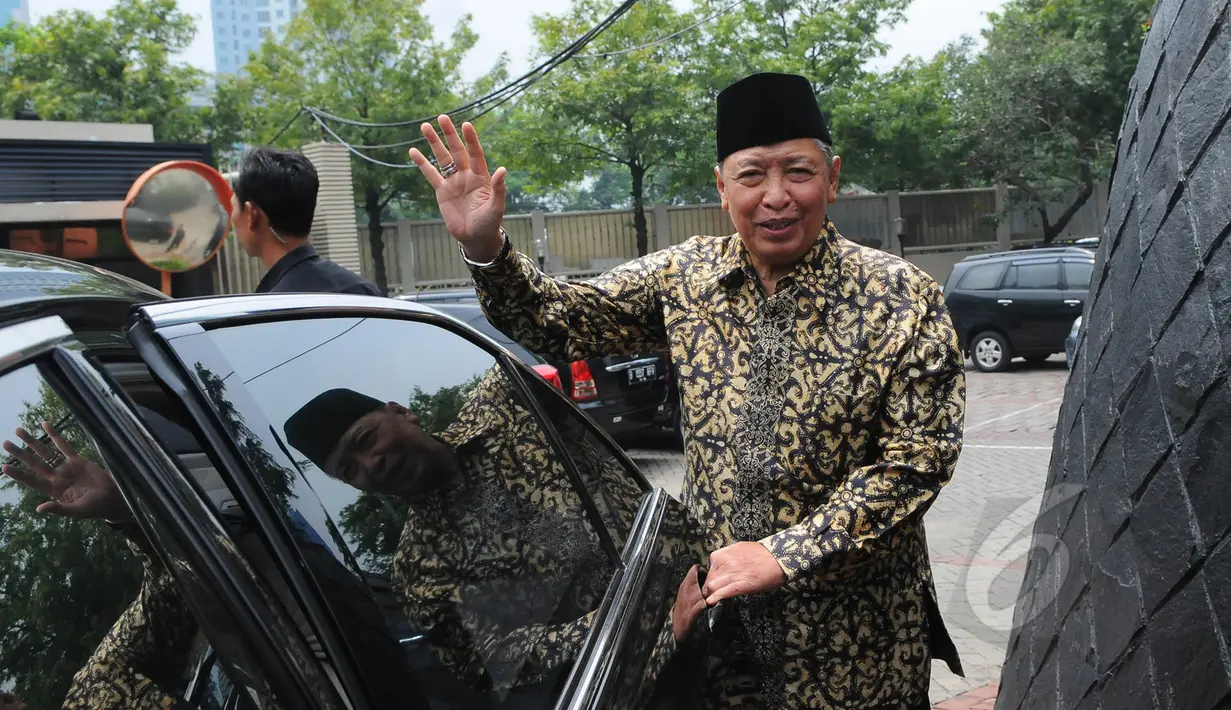 Mantan Wapres Hamzah Haz melambaikan tangan saat akan meninggalkan Gedung KPK, Jakarta, Kamis (2/4/2015). Mantan Ketum PPP itu menjenguk mantan Bupati Bangkalan Fuad Amin Imron di rutan KPK. (Liputan6.com/Herman Zakharia)