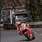 Marc Marquez menggunakan apparel lengkap dan terlihat melewati jalan raya di pegunungan Hakone, Kanagawa, Jepang. (Instagram @marcmarquez93)