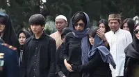 7 Potret Para Pemain 'Milea: Suara dari Dilan' di Balik Layar, Kompak Banget