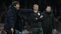 Manajer Tottenham Hotspur Antonio Conte memberikan instruksi kepada para pemainnya saat pertandingan Liga Inggris melawan Southampton di Tottenham Hotspur Stadium, London, Kamis (10/2/2022) dini hari WIB. (AP Photo/Alastair Grant)