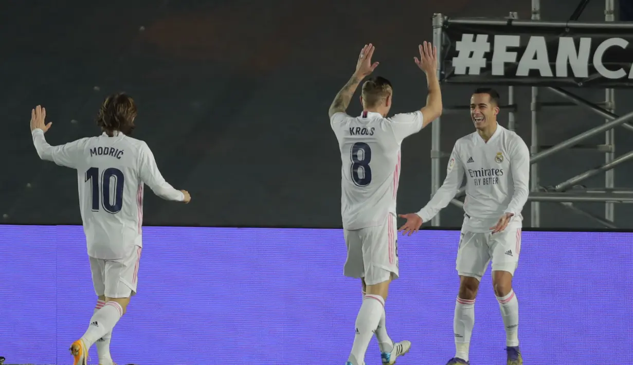 Gelandang Real Madrid, Lucas Vazquez (kanan) berselebrasi dengan rekannya Toni Kroos dan Luka Modric usai mencetak gol ke gawang Celta Vigo pada pertandingan lanjutan La Liga Spanyol di stadion Alfredo Di Stefano, Minggu (3/1/2021). Madrid menang atas Celta Vigo 2-0. (AP Photo/Manu Fernandez)