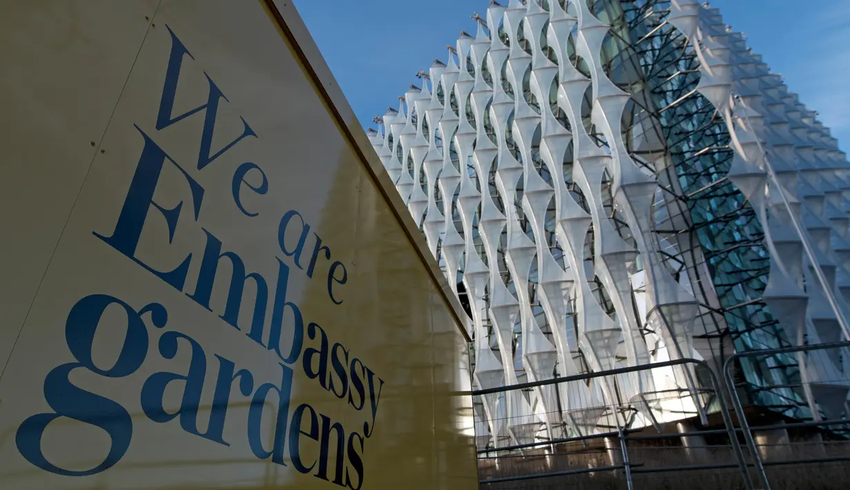 Gedung baru kedutaan Amerika Serikat (AS) yang berlokasi di Embassy Gardens, London, Inggris, Senin (18/12). Gedung kedutaan yang akan diresmikan 16 Januari 2018 mendatang itu menghabiskan dana hingga setara dengan Rp 13,5 triliun. (Justin TALLIS/AFP)