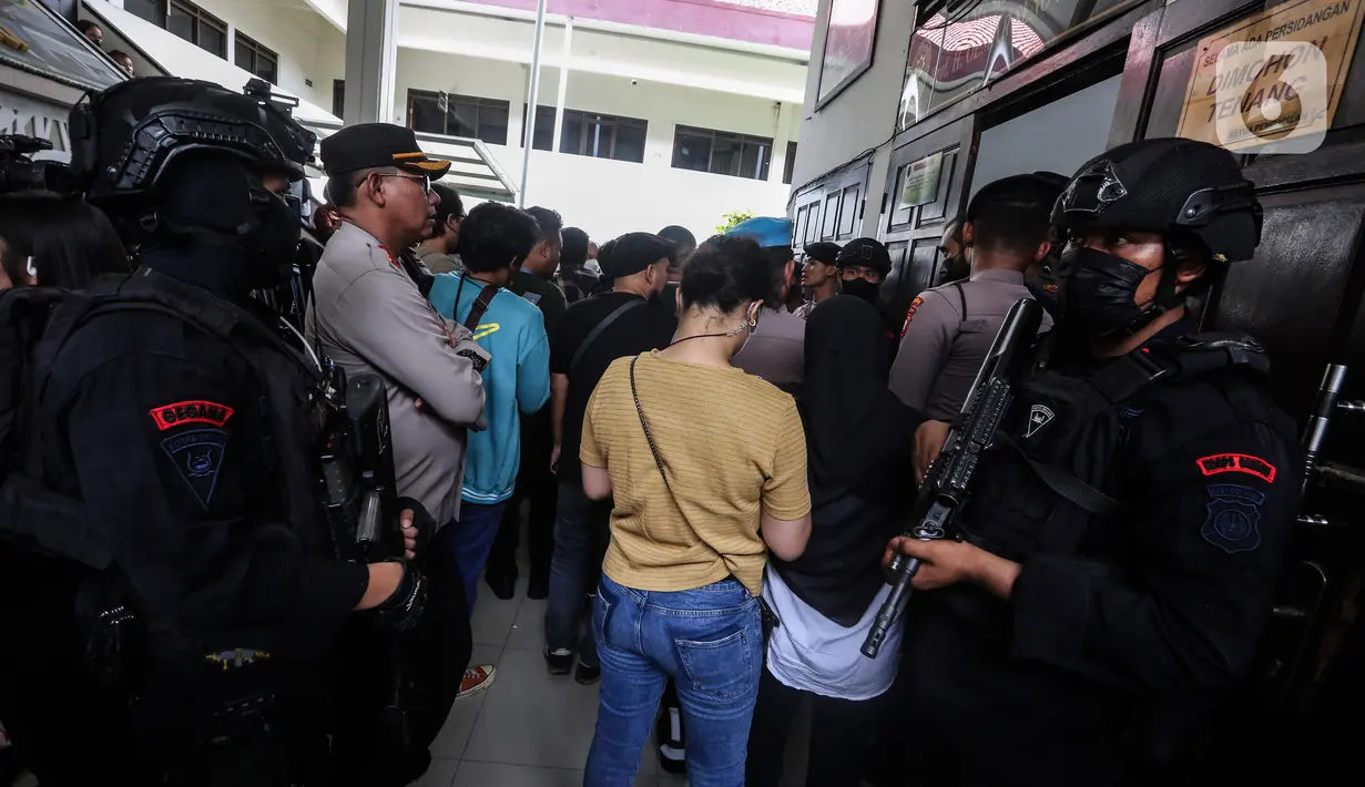 Petugas kepolisian berjaga saat sidang vonis kasus pembunuhan Brigadir Yosua Hutabarat dengan terdakwa  Richard Eliezer Pudihang Lumiu di Pengadilan Negeri Jakarta Selatan, Rabu (15/2/2023). Eliezer merupakan ajudan dari istri Ferdy Sambo yang telah mengabdi sejak 2013. Saat itu, Ferdy Sambo masih menjabat sebagai Kapolres Brebes. Eliezer sendiri, bertugas di Brebes sebagai Satlantas Polres Brebes. (Liputan6.com/Johan Tallo)
