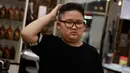 To Gia Huy setelah rambut dipangkas dengan gaya pemimpin Korea Utara Kim Jong-un di Hanoi, 19 Februari 2019. Salon di Vietnam menawarkan cukur gratis mode rambut Trump dan Kim jelang pertemuan keduanya pada 27-28 Februari mendatang. (AP/Hau Dinh)