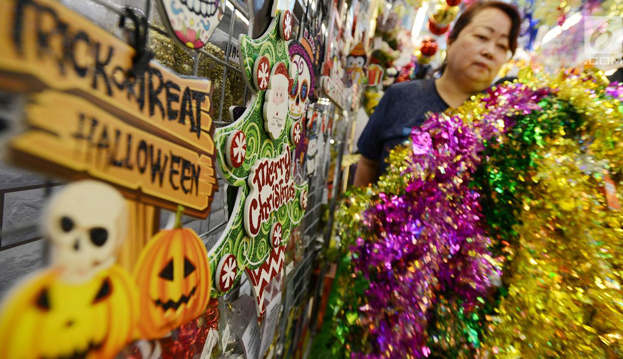 Pembeli memilih pernak-pernik perayaan Natal di Pasar Asemka, Jakarta,Kamis (13/12). Jelang perayaan Natal, sejumlah toko di kawasan tersebut mulai ramai dikunjungi pembeli. (Merdeka.com/Imam Buhori)