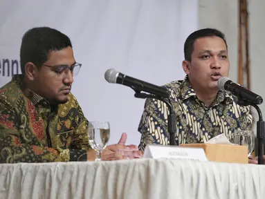 Peneliti senior LSI Denny JA, Ardian Sopa (kanan) bersama Ikrama Masloman memaparkan hasil quick count mereka di Jakarta, Kamis (2/5/2019). Menurut LSI Denny JA, Jokowi-Ma'ruf memperoleh 55,71 persen suara dan Prabowo-Sandi meraih 44,29 persen suara. (Liputan6.com/Faizal Fanani)
