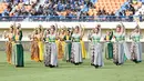 Sejumlah penari mementaskan tari tradisional saat upacara pembukaan Piala Presiden 2024 yang berlangsung di Stadion Si Jalak Harupat, Bandung, Jumat (19/07/2024) WIB. (Bola.com/Bagaskara Lazuardi)