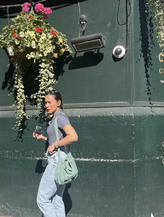 Gaya fashionnya begitu sederhana, paduan denim dan t-shirt menjadi OOTD sempurna yang dikenakan.  [Foto: Instagram/ Inong Ayu]