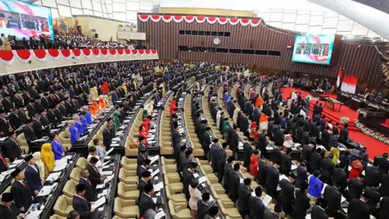 VIDEO: Rieke 'Oneng' PDIP Tampil Anggun Menawan Pakai Kebaya Merah Disumpah Jadi Anggota DPR