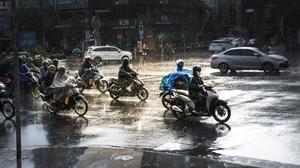 8 Cara Mencegah Celana Bagian Bawah Basah saat Naik Motor Ketika Hujan