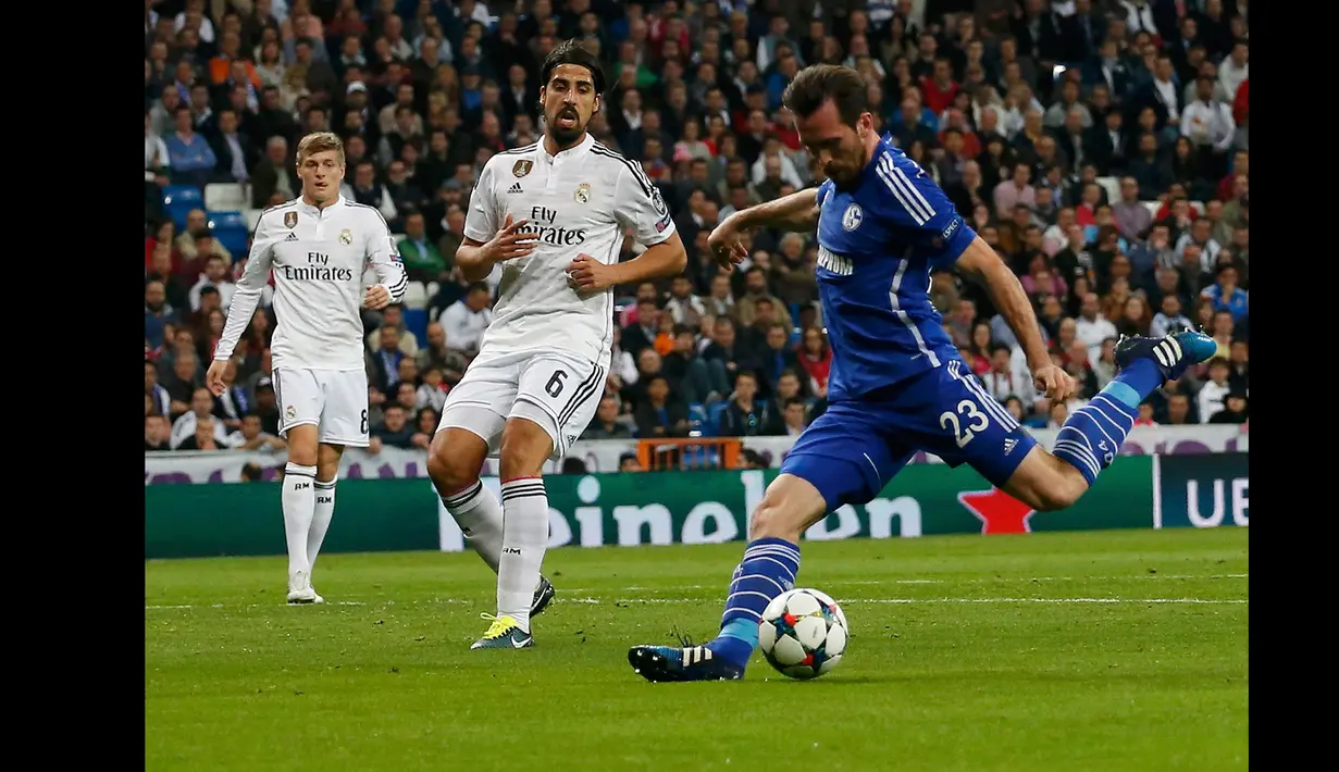 Bek Schalke 04, Christian Fuchs (kanan) berusaha menendang bola di leg kedua 16 besar Liga Champions di Stadion Santiago Bernabeu, Madrid, Spanyol, (10/3/2015). Schalke 04 Menang 4-3 atas Real Madrid. (Reuters/Juan Medina)