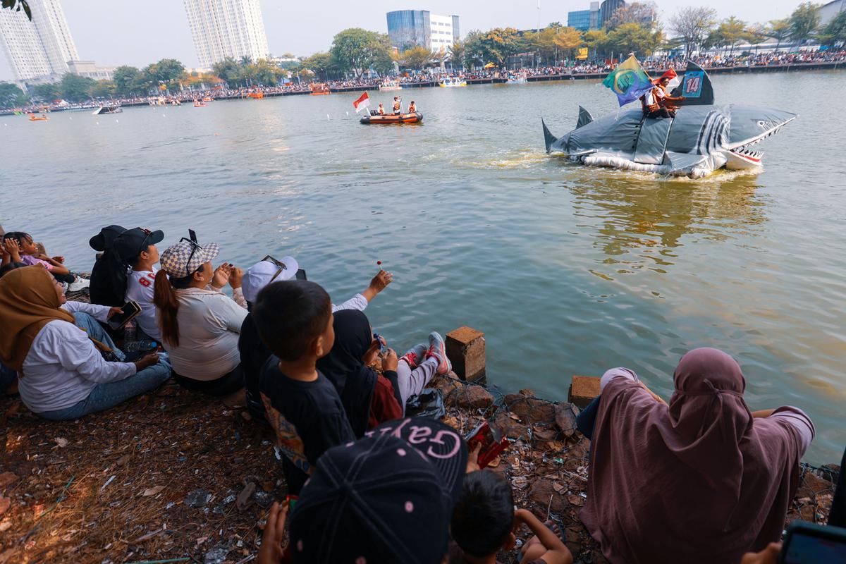 Kreasi Pasukan Oranye Sulap Sampah Plastik Jadi Perahu Unik