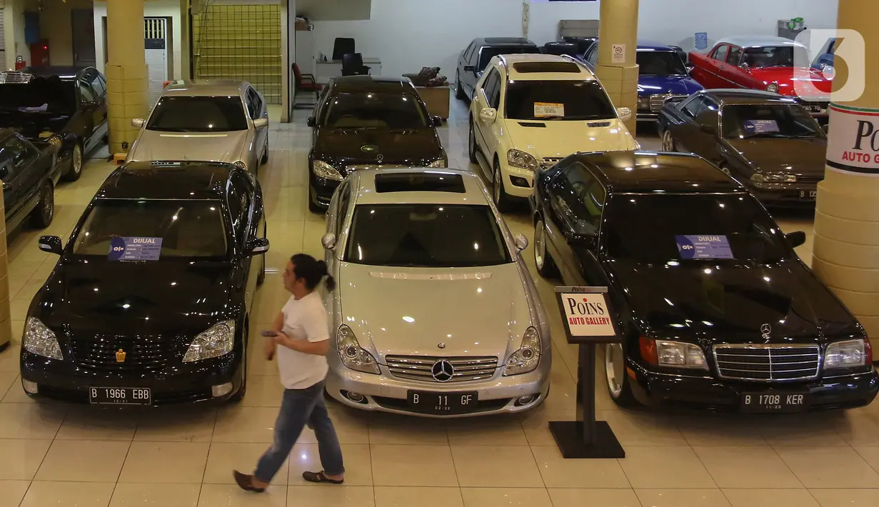 Pengunjung melihat mobil bekas yang dijual di bursa mobil bekas Mall Blok M, Jakarta, Jumat (8/10/2021). Sempat sangat redup, kini penurunan level PPKM membuat pasar mobil bekas berangsur pulih. (Liputan6.com/Angga Yuniar)