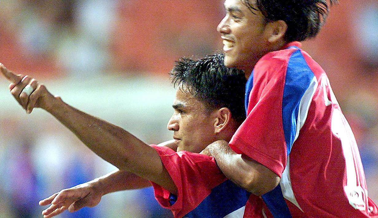 Sebagai pemain, Kiatisuk Senamuang juga berhasil mengoleksi trofi Piala AFF sebanyak 3 kali pada edisi 1996, 2000 dan 2002 bersama Timnas Thailand. Sementara di ajang SEA Games, pemain yang berposisi sebagai striker dan pensiun pada Januari 2007 bersama HAGL FC ini total mengoleksi 4 medali emas bersama Timnas Thailand pada empat SEA Games berturut-turut mulai 1993 hingga 1999. (AFP/Pornchai Kittiwongsakul)