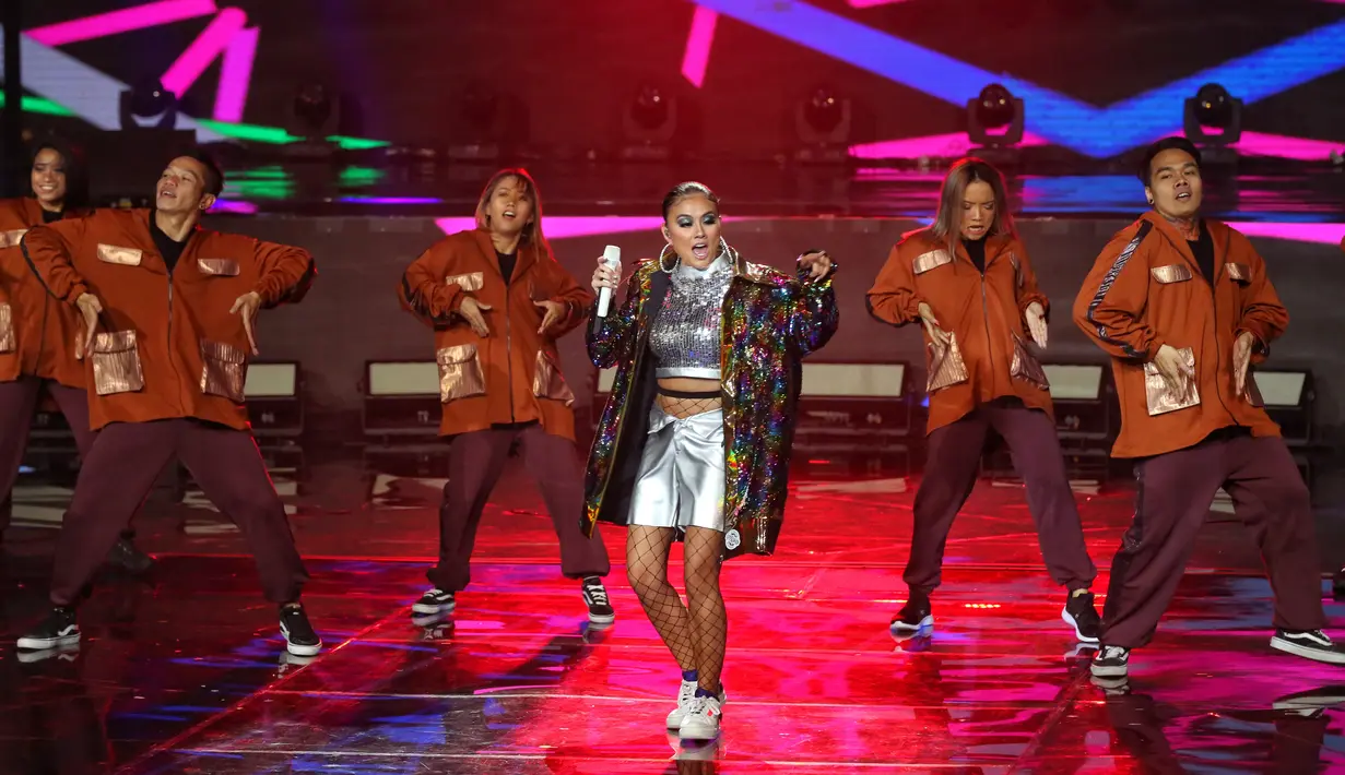 Penampilan Agnez Mo di perayaan ulang tahun Indosiar ke-25 tahun yang digelar di JCC Jakarta, Sabtu-Minggu (11-12/01). (Adrian Putra/Fimela.com)