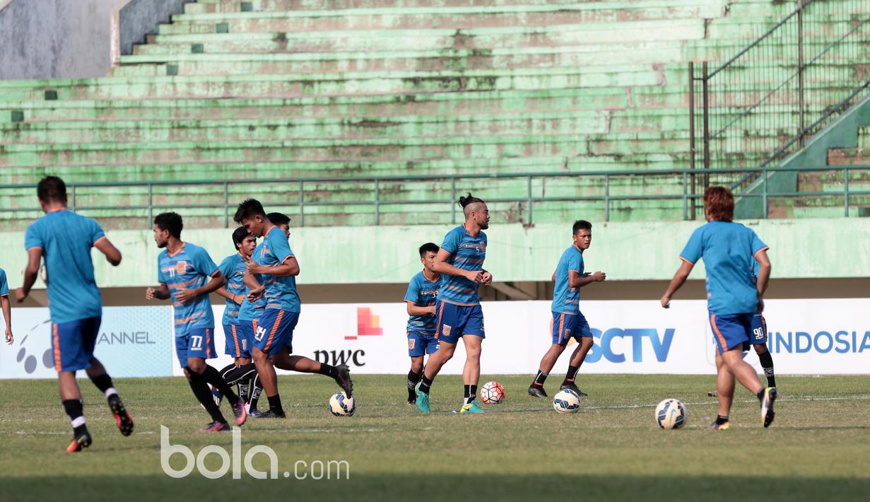 Sesi latihan tertutup tim Pesut Etam berlangsung sejak 15' menit awal untuk media guna mematangkan strategi jelang pada laga delapan besar Piala Presiden 2017 di Stadion Manahan, Solo, Jumat (24/2/2017). (Bola.com/Nicklas Hanoatubun)
