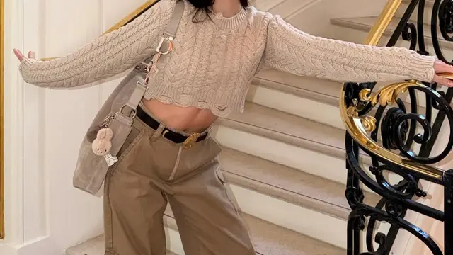 Jisoo BLACKPINK Pamer Perut Abs di Paris, Crop Top dan Jogger Kasualnya Tetap Chic