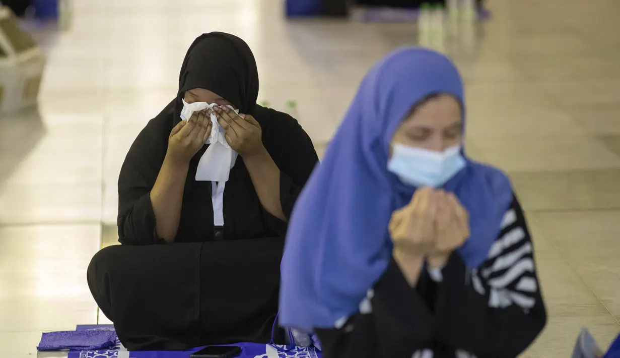 Para jemaah haji berdoa dengan menerapkan jaga jarak  untuk mencegah penyebaran COVID-19 di Masjidil Haram di Makkah, Arab Saudi (29/7/2020). (Saudi Media Ministry via AP)