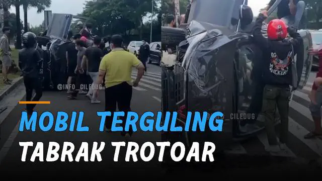 Sebuah mobil menabrak trotoar dan terguling di jalan. Kejadian itu terjadi di Pulomas, Jakarta Timur.
